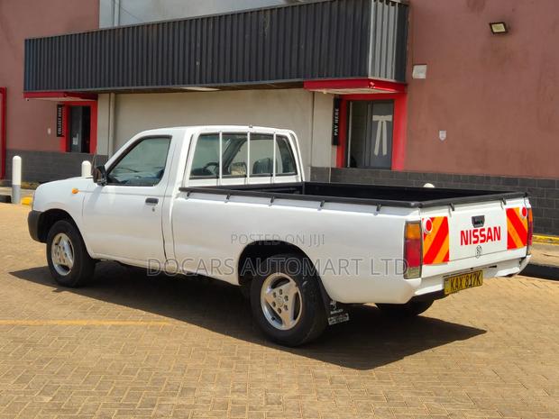 Nissan NP300 2006 White