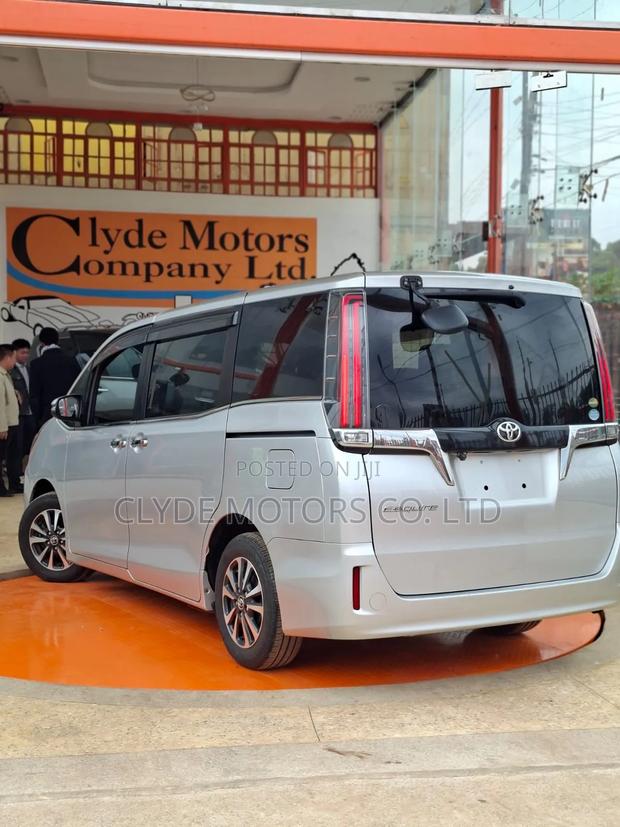 Toyota Esquire 2018 Silver