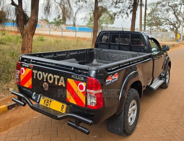 Toyota Hilux 2012 Gray