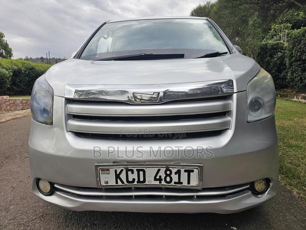 Toyota Noah 2009 Silver