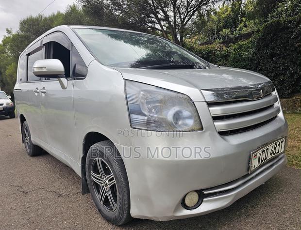 Toyota Noah 2009 Silver