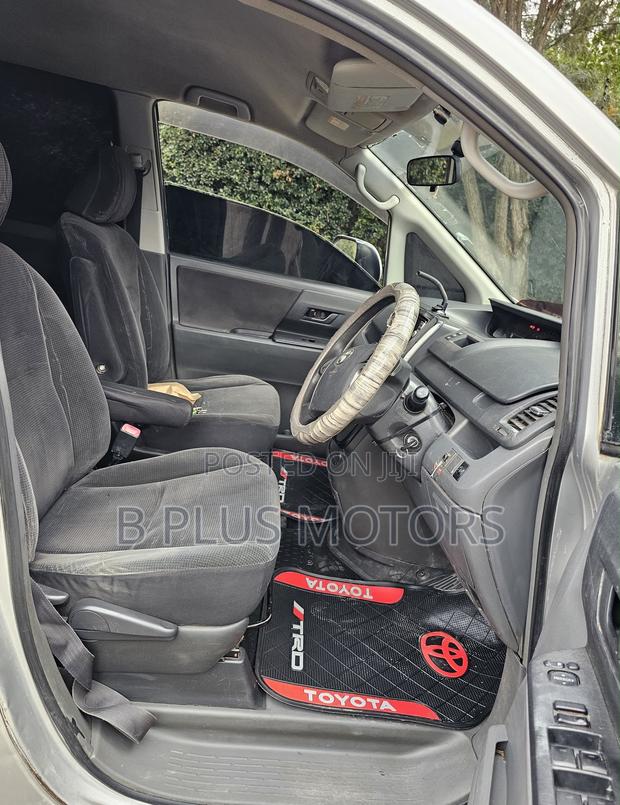 Toyota Noah 2009 Silver