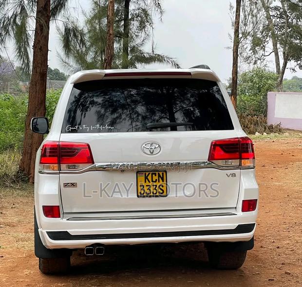 Toyota Land Cruiser 2010 White