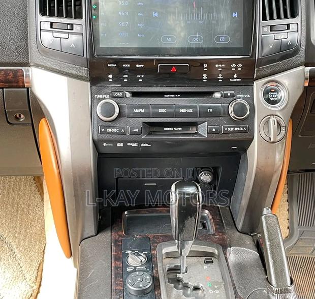 Toyota Land Cruiser 2010 White
