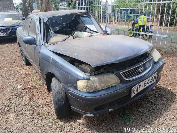 Nissan Sunny 2000 Blue