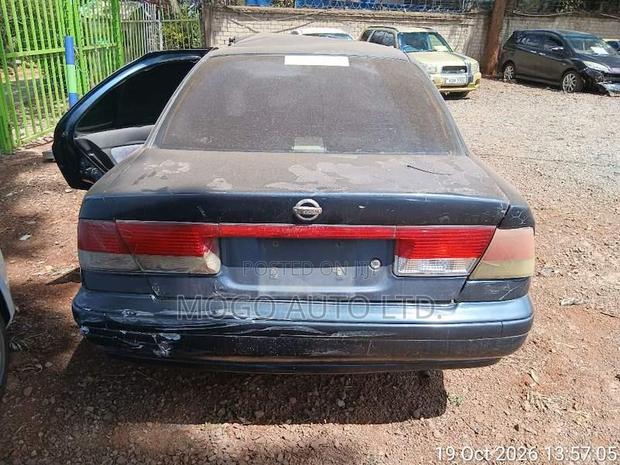 Nissan Sunny 2000 Blue