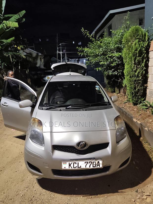 Toyota Vitz 2010 Silver