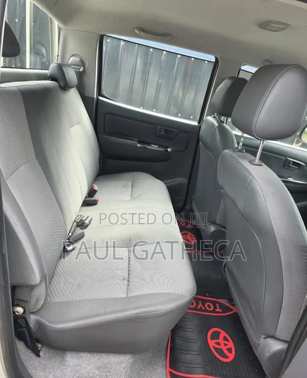 Toyota Hilux 2012 Gray