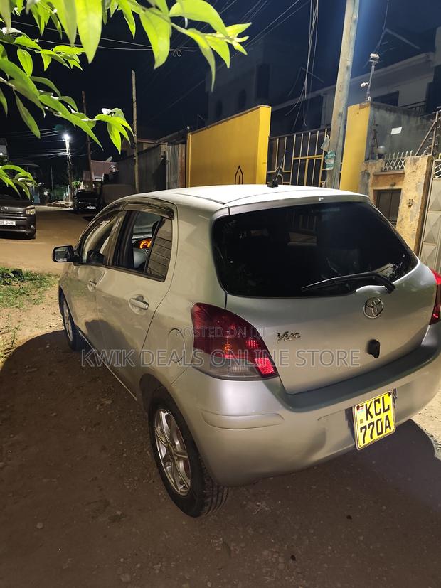 Toyota Vitz 2010 Silver
