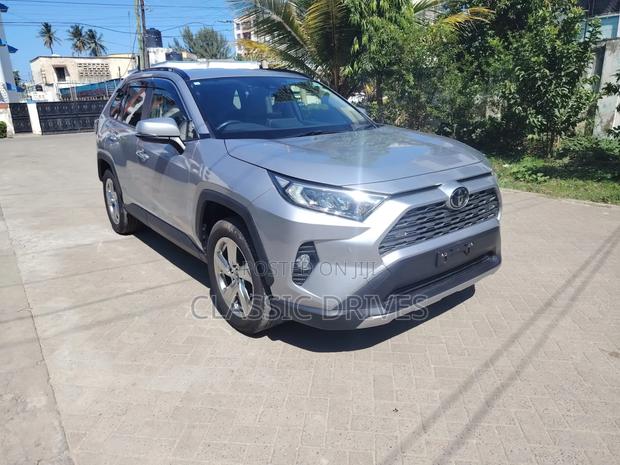 Toyota RAV4 2021 Silver