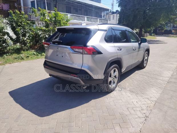 Toyota RAV4 2021 Silver