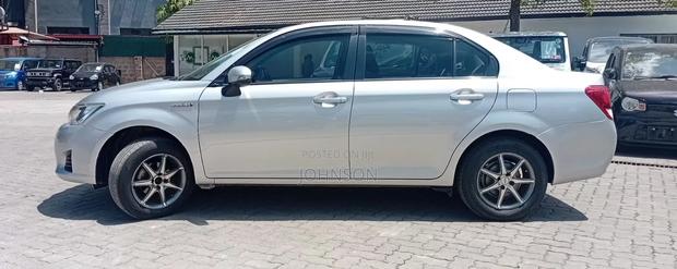 Toyota Axio 1.5 Hybrid 2WD 2014 Silver