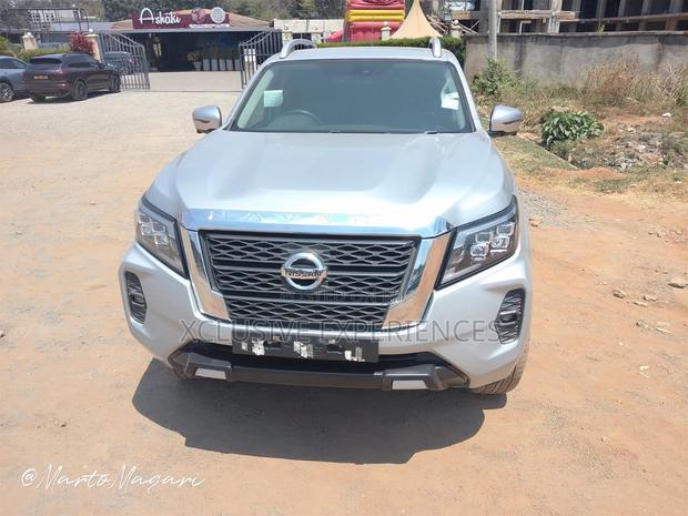 Nissan Navara 2021 Silver