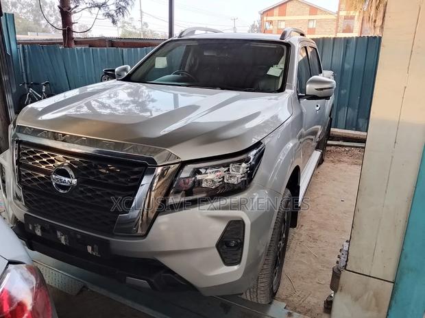 Nissan Navara 2021 Silver