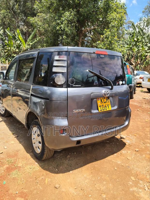 Toyota Sienta 1.5 FWD 2010 Gray
