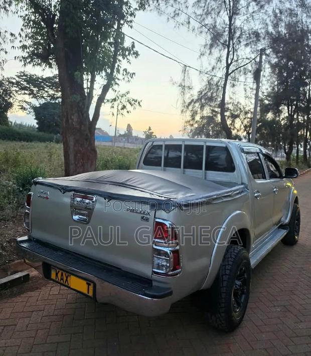Toyota Hilux 2002 Gold