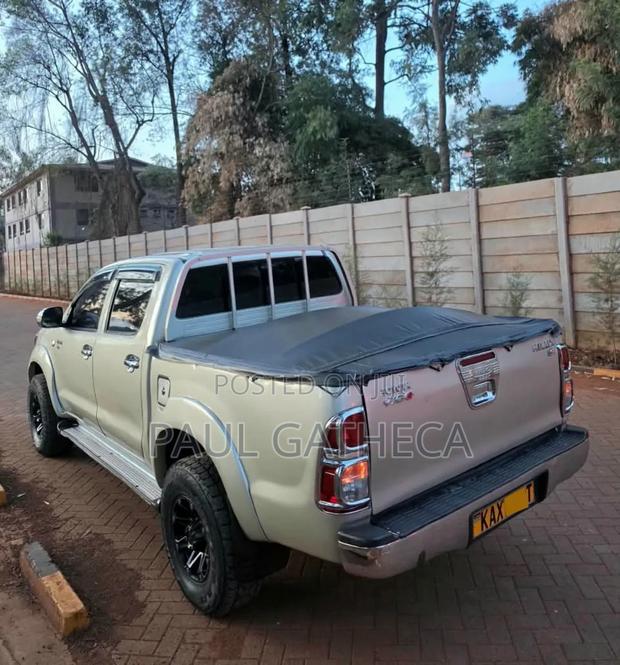 Toyota Hilux 2002 Gold