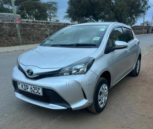 Toyota Vitz 2017 Silver