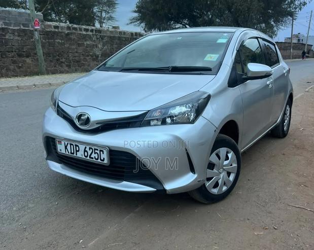 Toyota Vitz 2017 Silver