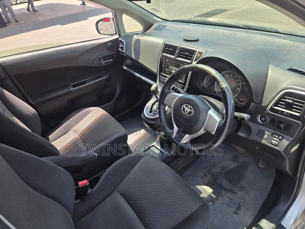 Toyota Ractis 1.3 FWD 2016 Silver