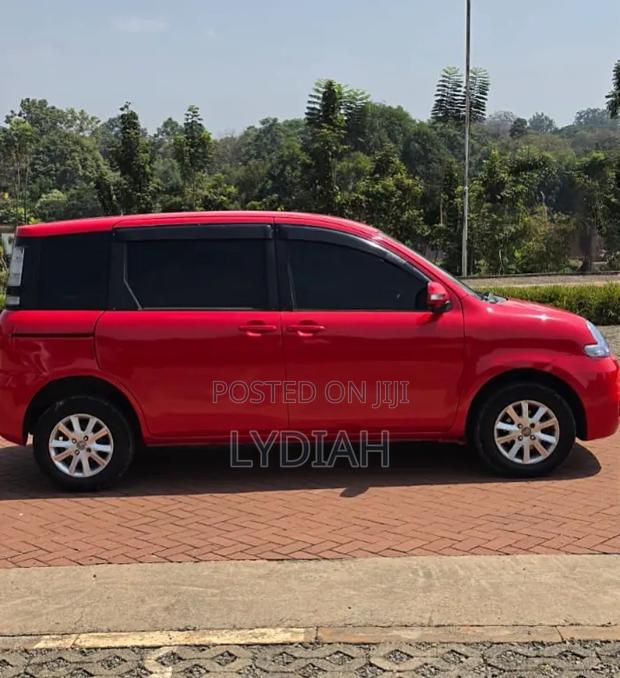 Toyota Sienta 2013 Red