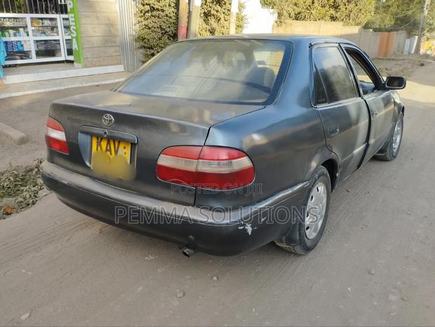 Toyota Corolla 2000 Gray