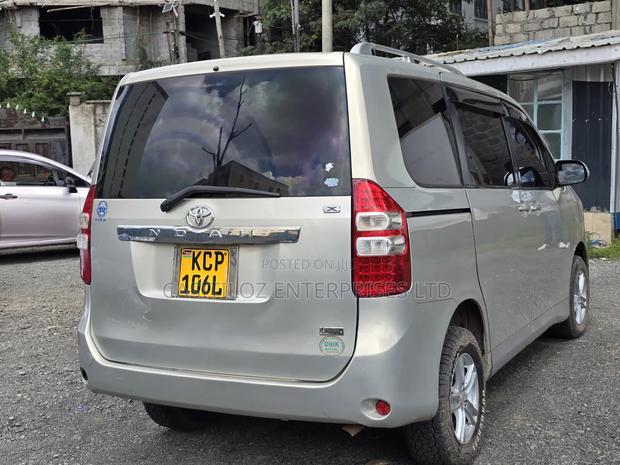 Toyota Noah 2.0 158hp FWD (8 Seater) 2011 Gold