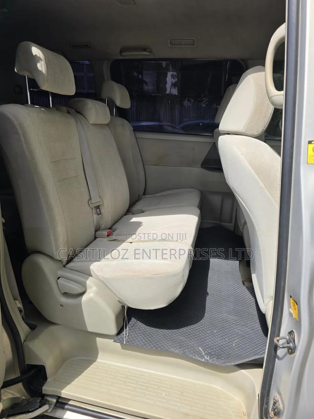 Toyota Noah 2.0 158hp FWD (8 Seater) 2011 Gold
