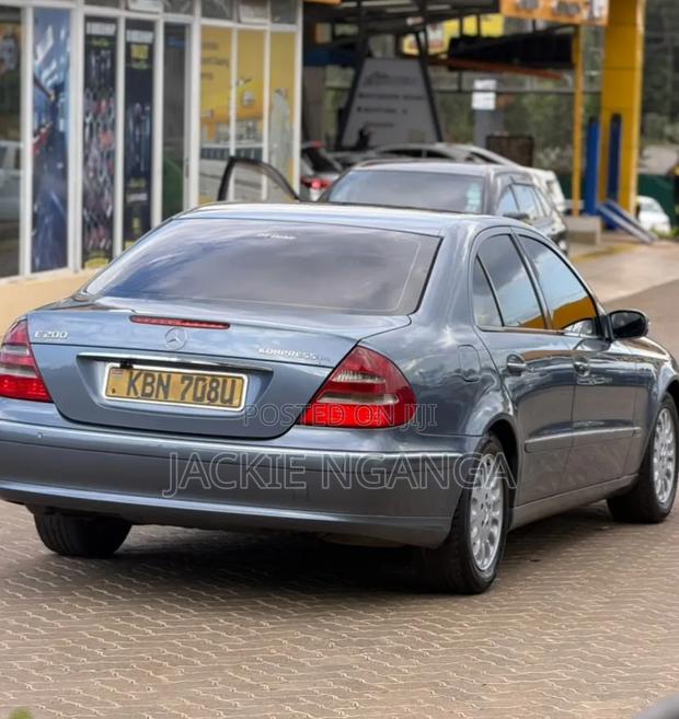 Mercedes-Benz E200 2005 Blue