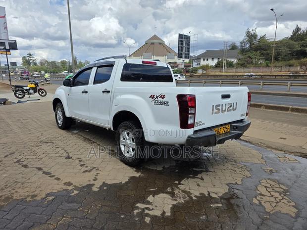Isuzu D-MAX 2013 White
