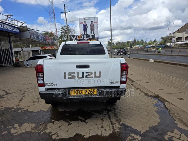 Isuzu D-MAX 2013 White
