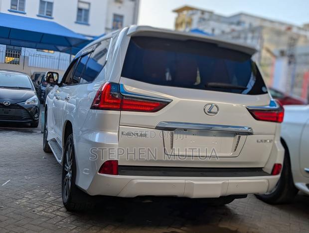 Lexus LX 570 AWD 2019 White