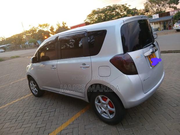 Toyota Ractis 2011 Silver