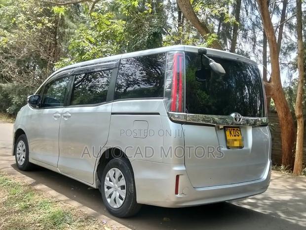 Toyota Noah 2.0 FWD (8 Seater) 2018 Silver