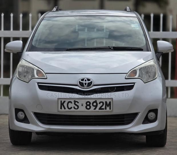 Toyota Ractis 1.5 FWD 2013 Silver
