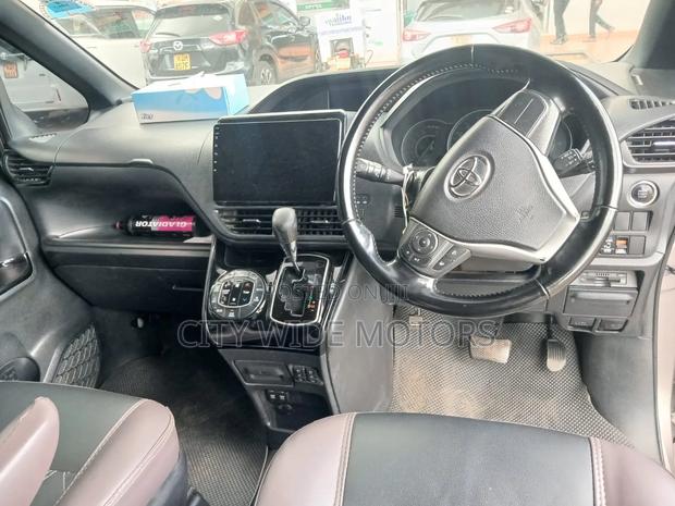Toyota Noah 2.0 AWD (8 Seater) 2018 Gold