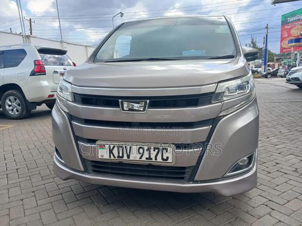 Toyota Noah 2.0 AWD (8 Seater) 2018 Gold