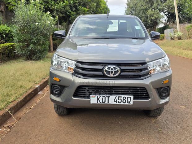 Toyota Hilux 2025 Gray