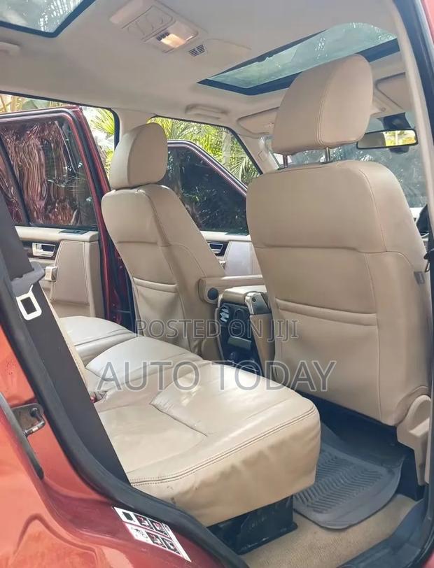Land Rover Discovery 2010 Orange