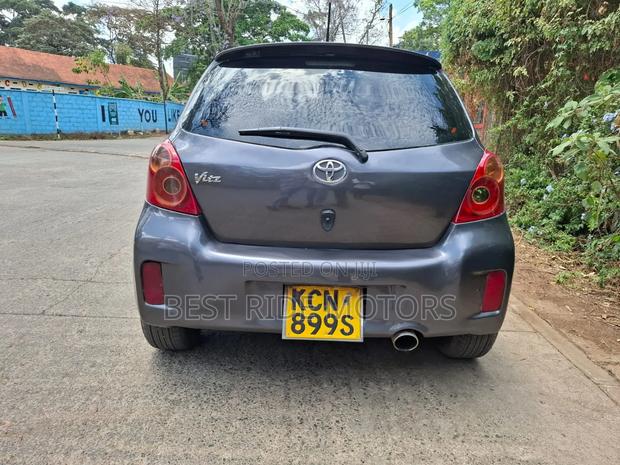 Toyota Vitz 1.3 FWD 5dr 2009 Gray