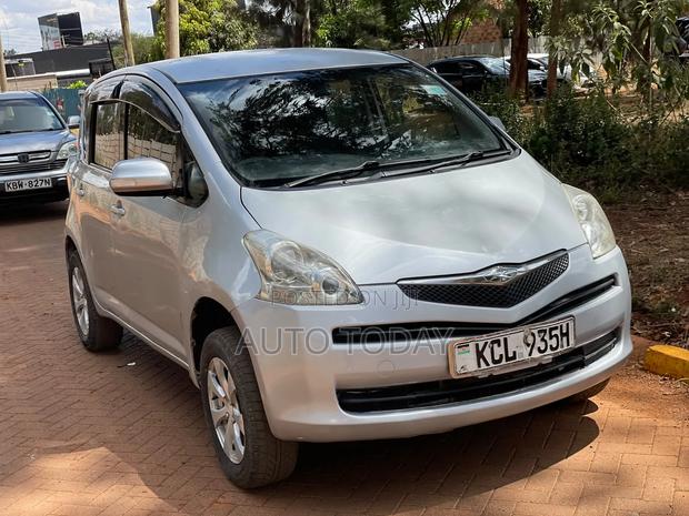 Toyota Ractis 1.5 FWD 2010 Silver