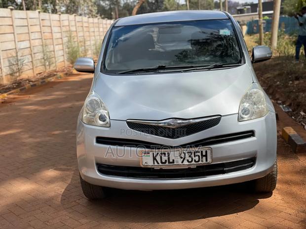 Toyota Ractis 1.5 FWD 2010 Silver
