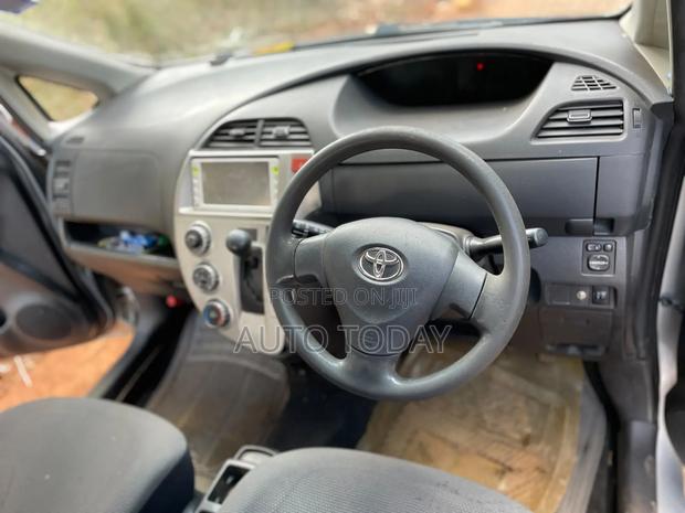 Toyota Ractis 1.5 FWD 2010 Silver