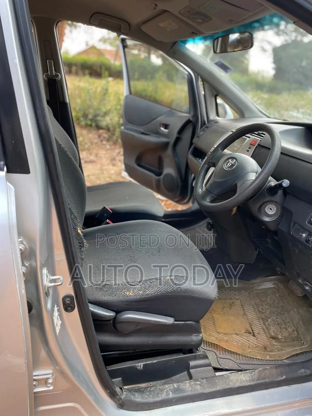 Toyota Ractis 1.5 FWD 2010 Silver