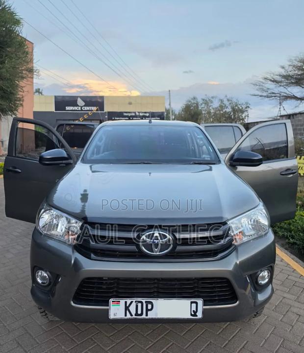 Toyota Hilux 2024 Gray