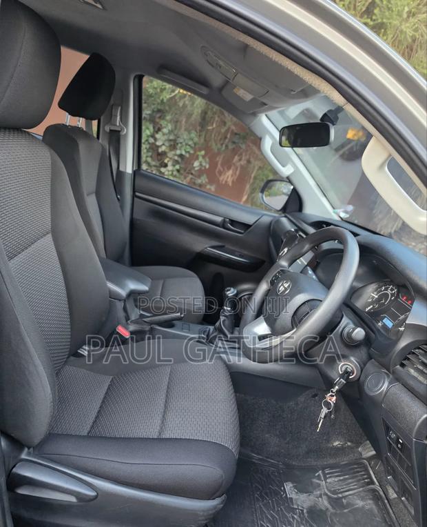 Toyota Hilux 2024 Gray