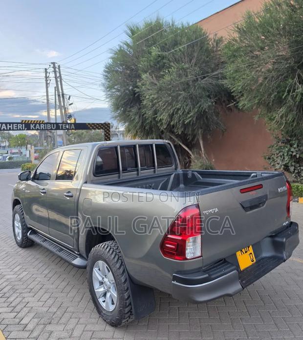 Toyota Hilux 2024 Gray