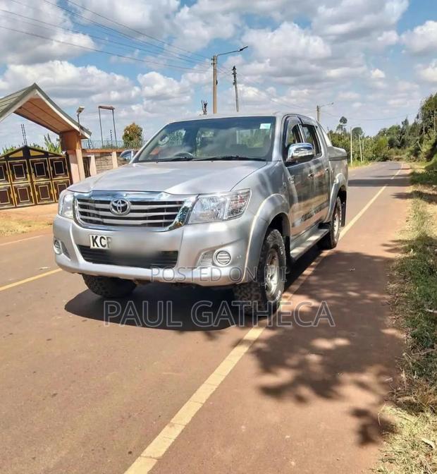 Toyota Hilux 2012 Gray