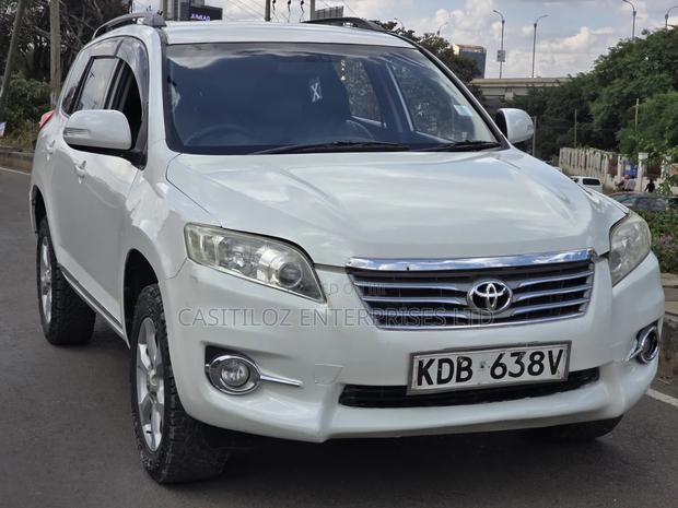 Toyota Vanguard 2013 White