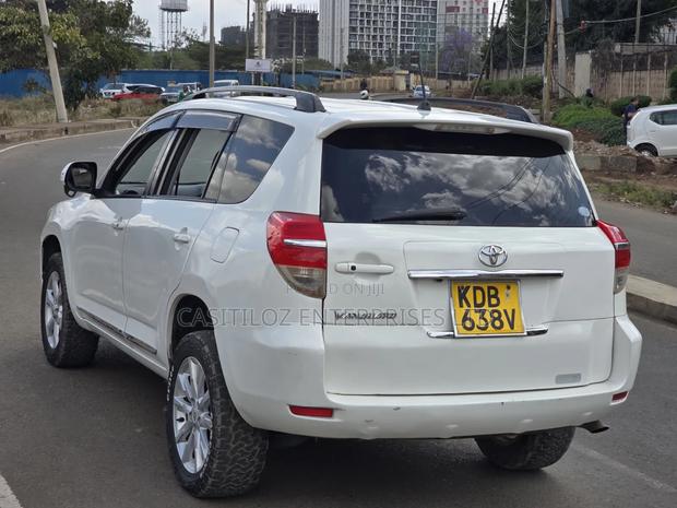 Toyota Vanguard 2013 White